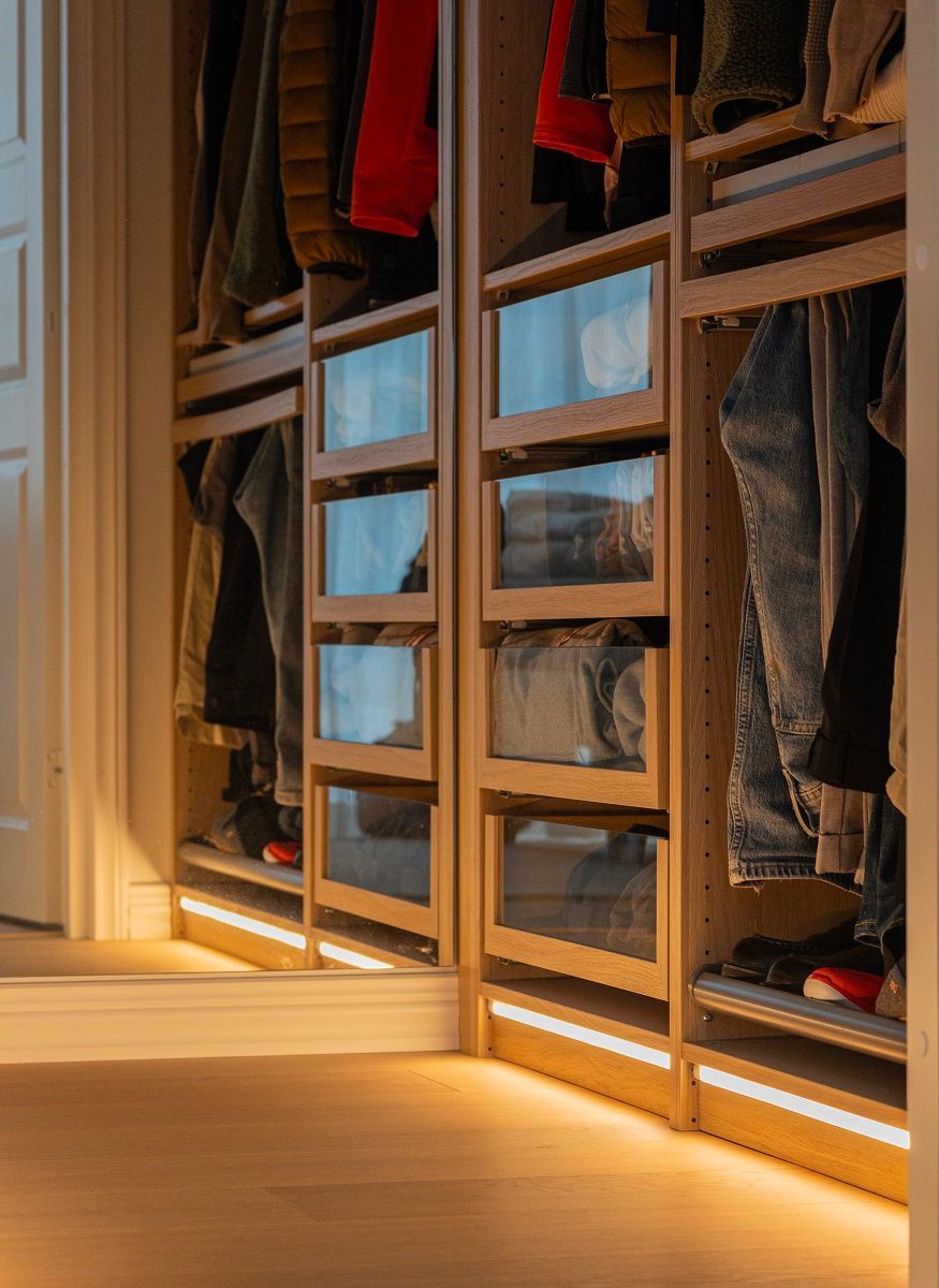 Illuminazione dello zoccolo dell'armadio con striscia a led.